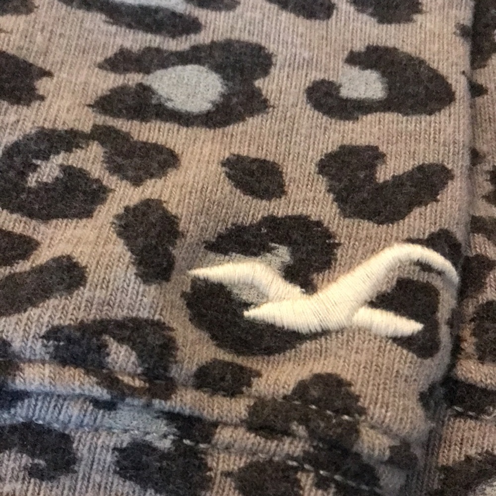 Hollister Off the Shoulder Leopard Top - Picture 8 of 11